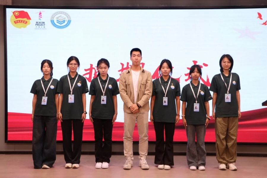 何杰安与学生会固定志愿者代表合影.png
