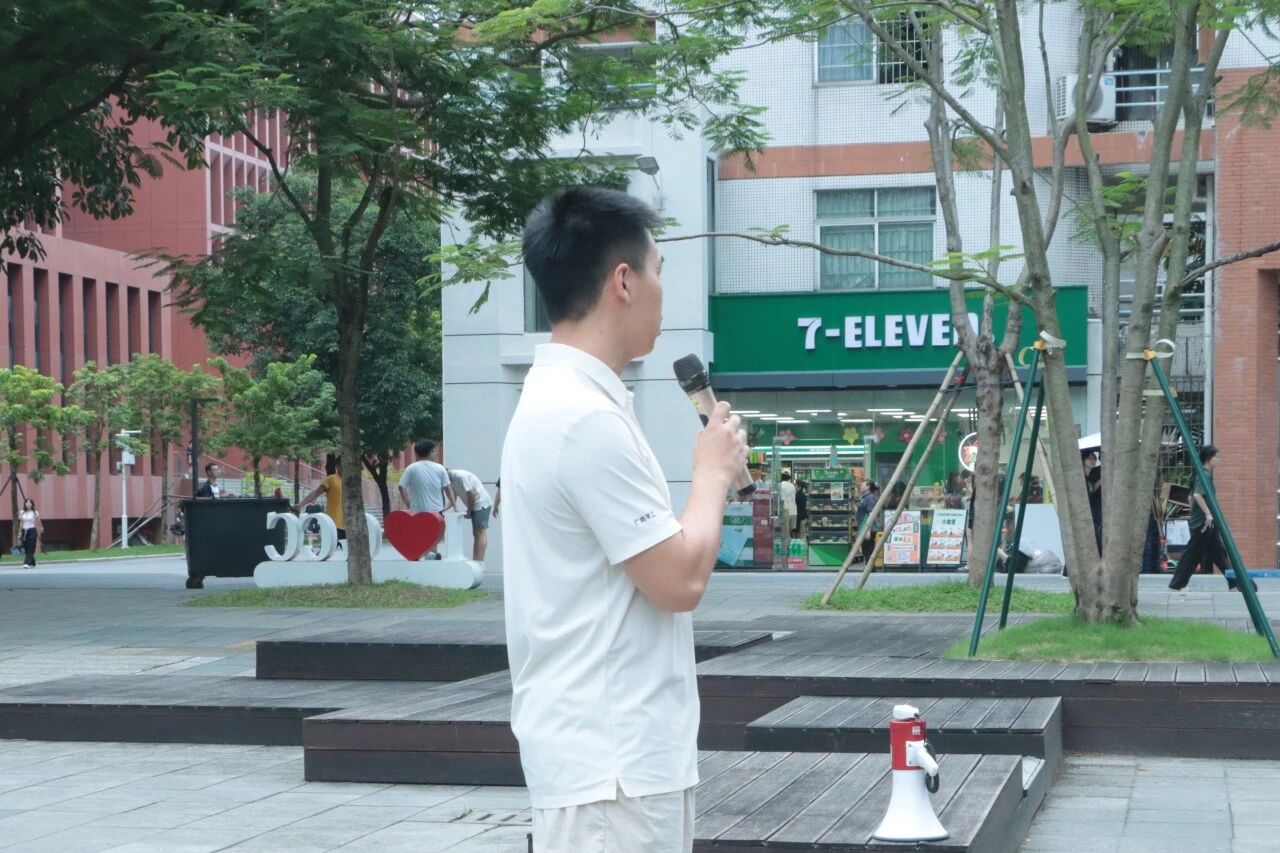 辅导员讲话.jpg