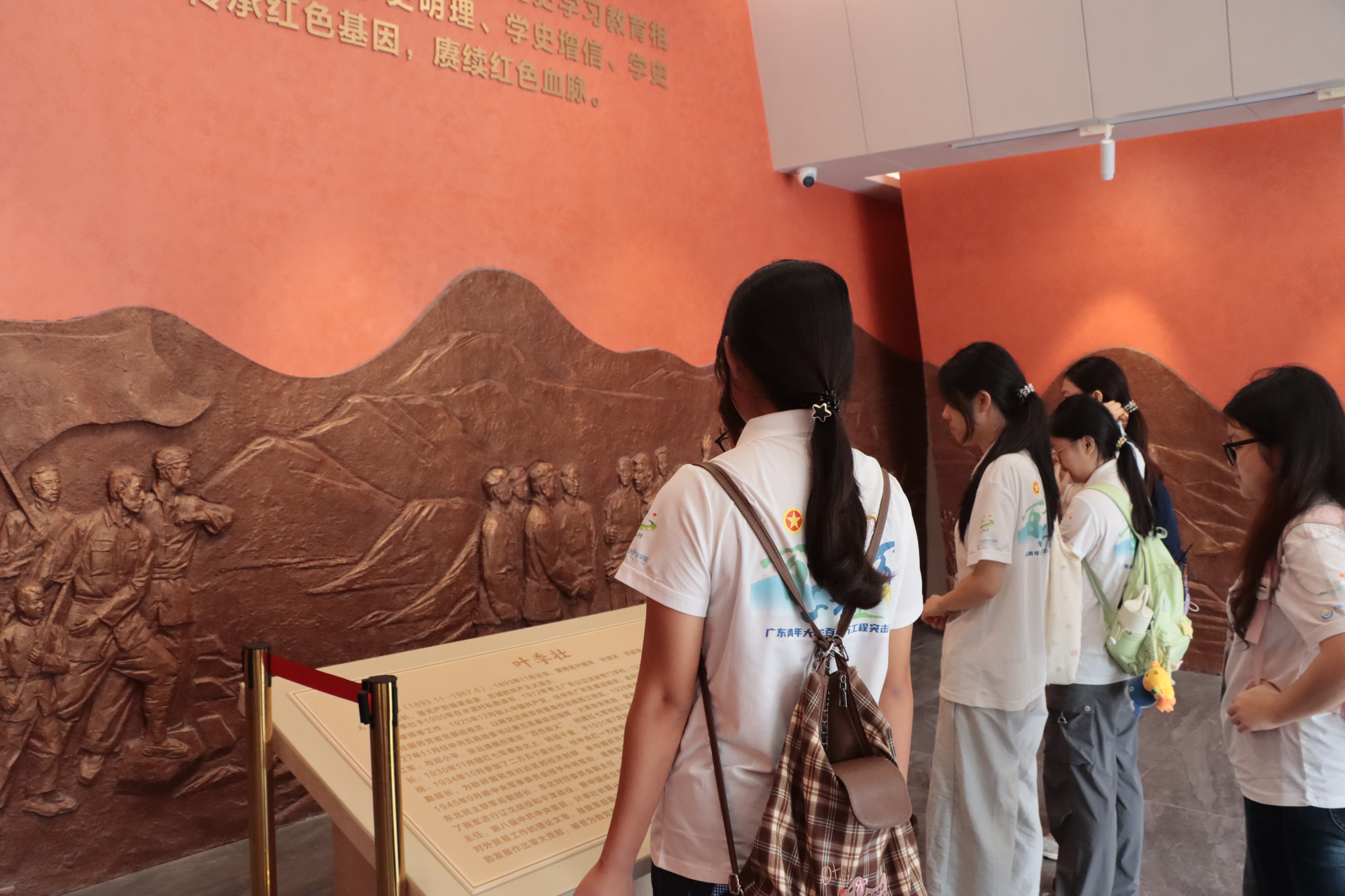 参观展厅.jpg