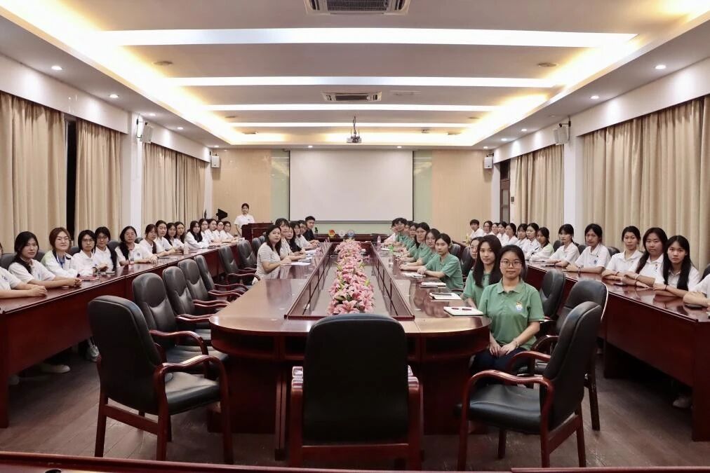 图5 合影留念.jpg