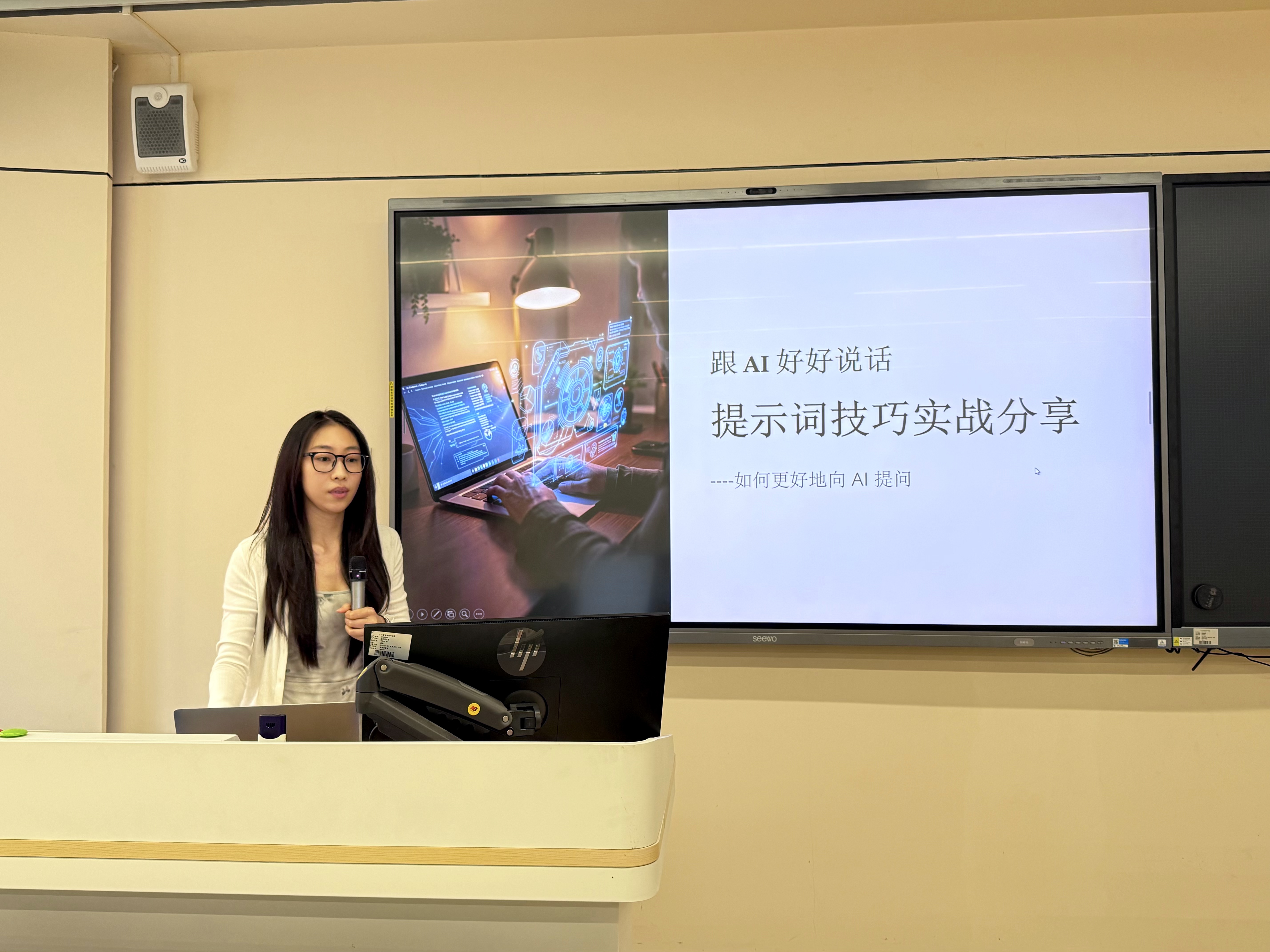 2.徐菲博士.jpg